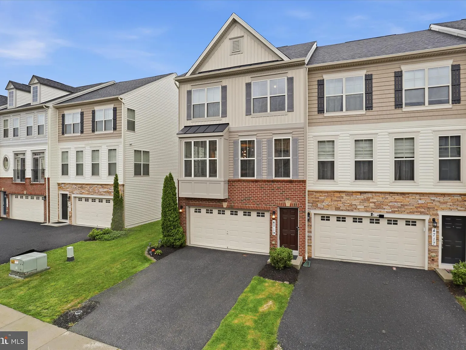 4 bed, 3.5 bath, 2364 sqft, $3,200 — Photo 3