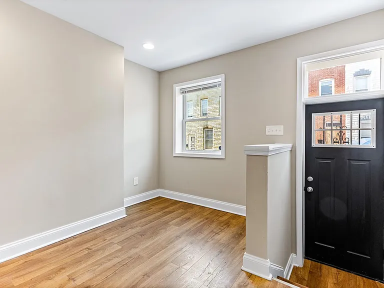 233 N Rose St — Photo 4