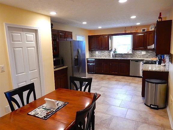 4th image of 149 Carolyn Ln
