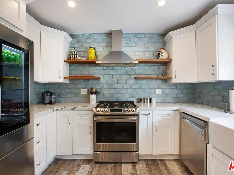 18755 Hatteras St #16 — Photo 12