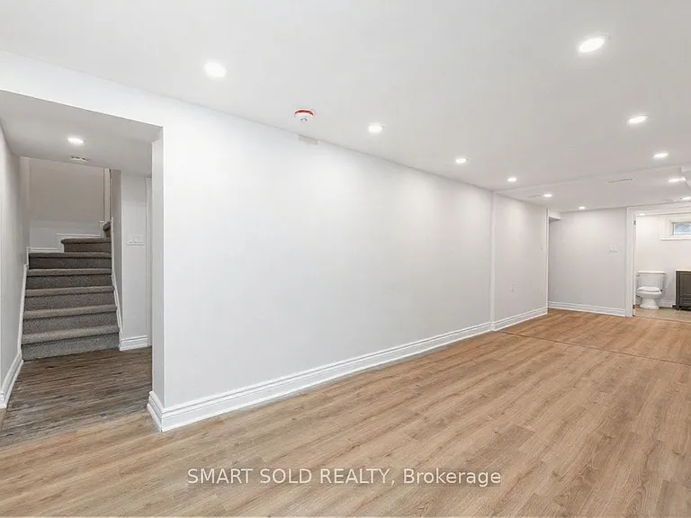 10 Holman Cres #LOWER — Photo 3