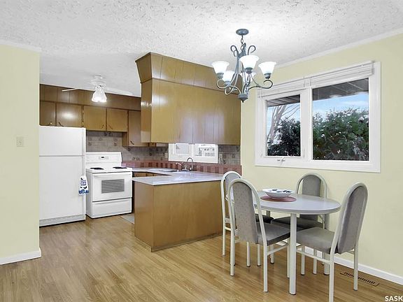 3rd image of 227 Froom Cres