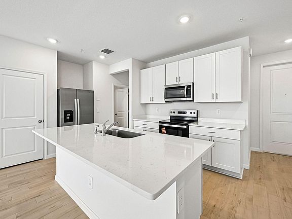 5th image of 636 Salisbury Cir