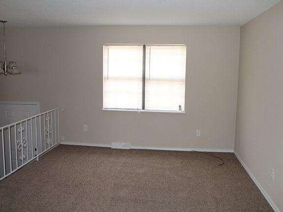 3rd image of 1412 N Cloverdale Ct