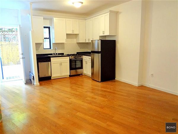1st image of 320 W 47th St