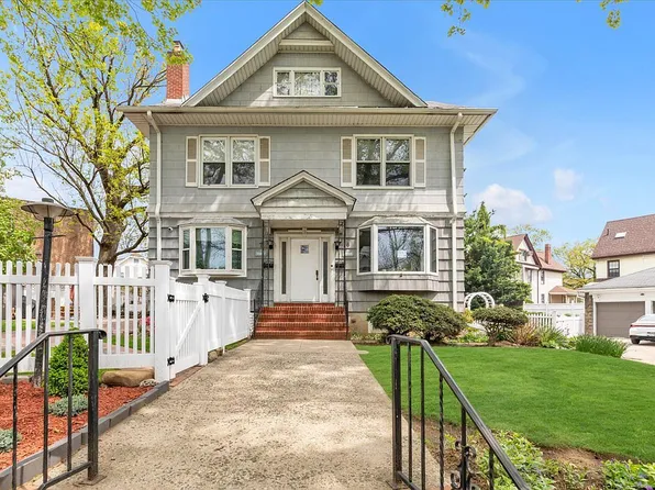 6 Beech Ct, Flushing, NY 11356