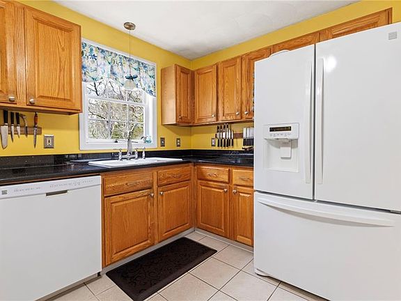 4th image of 358 Shannock Rd