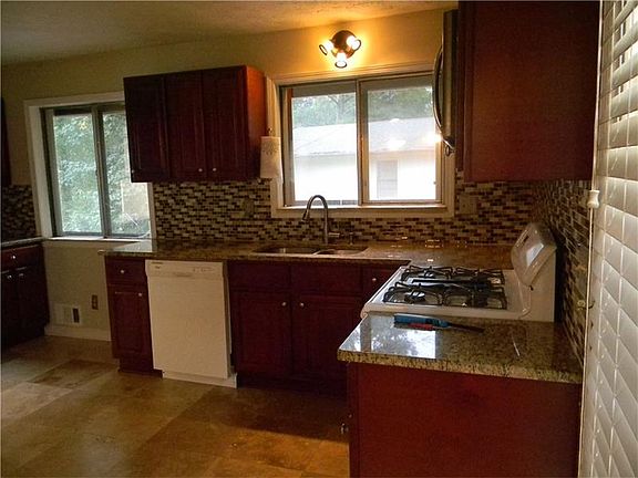 3rd image of 1952 N Oak Dr