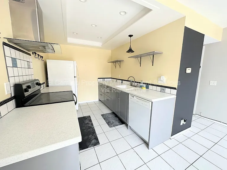 955 W Lamark Ln — Photo 4