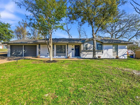 3801 Palomino Dr, Benbrook, TX 76116