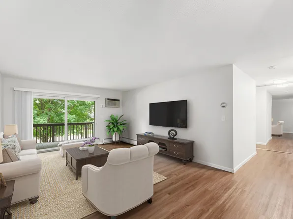2800 Hamline Ave N APT 216, Roseville, MN 55113