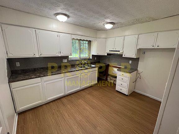 3rd image of 2126 Piccadilly Ave
