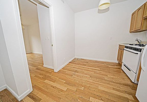 4th image of 543 Kosciuszko St #3B