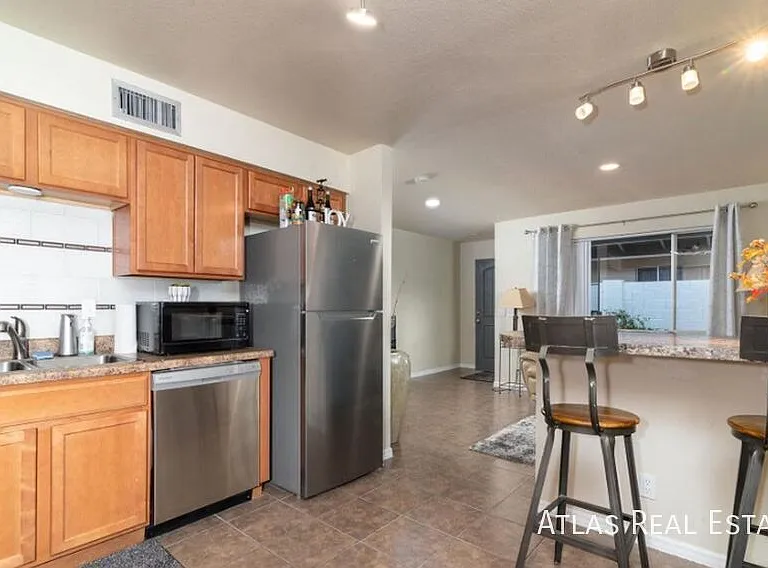 530 W La Jolla Dr — Photo 2