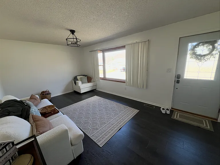 607 James St NE — Photo 3