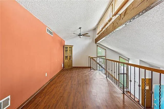1015 W Maple Ave — Photo 15