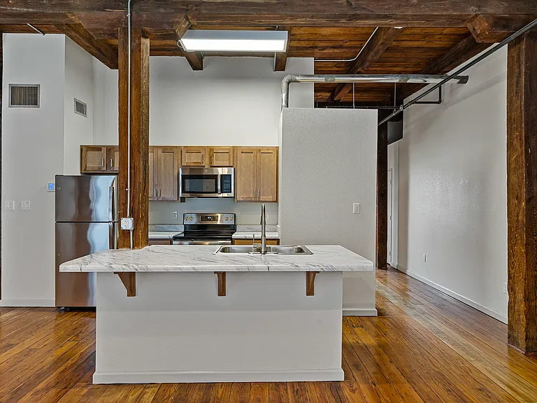 United Jewelers and Lee Hardware Apartments — Photo 30