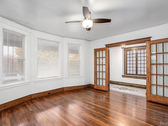 2nd image of 310 Hendrie St