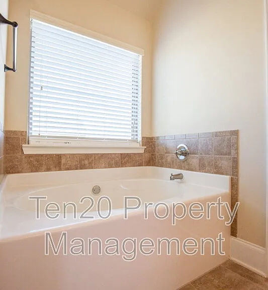 24 Sword St — Photo 16