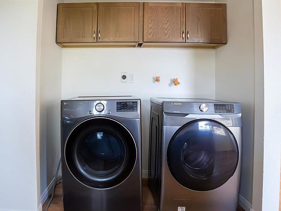 3rd image of 2319 Ridgeway Dr