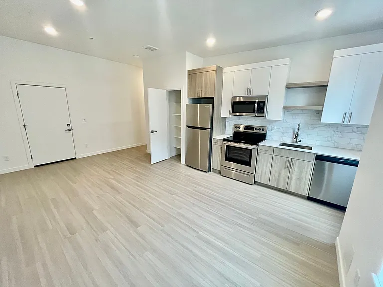 Greenwich Ave Apartments — Photo 3