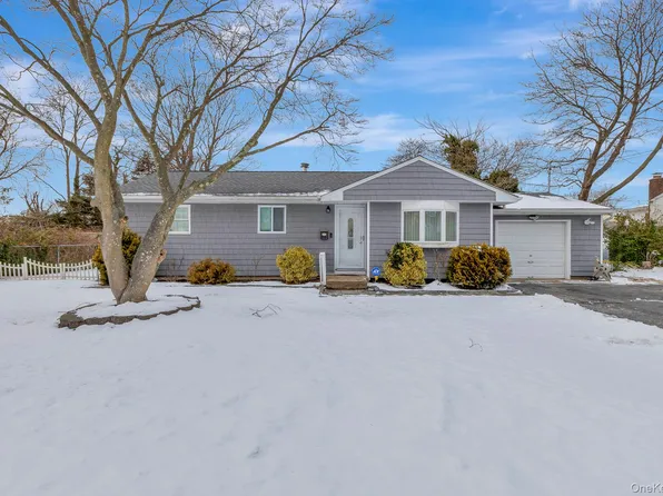 2700 Falcon Avenue, Medford, NY 11763