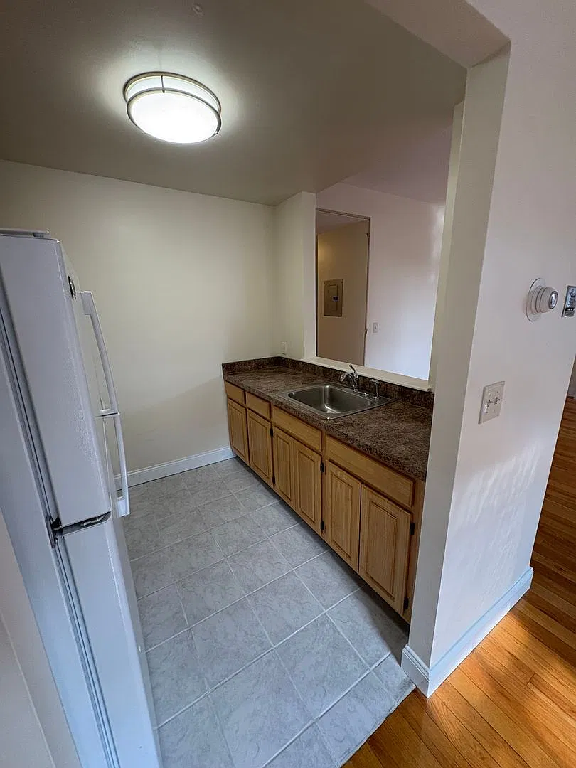 Charming & Sunlit 2-Bed in the South End — Photo 4