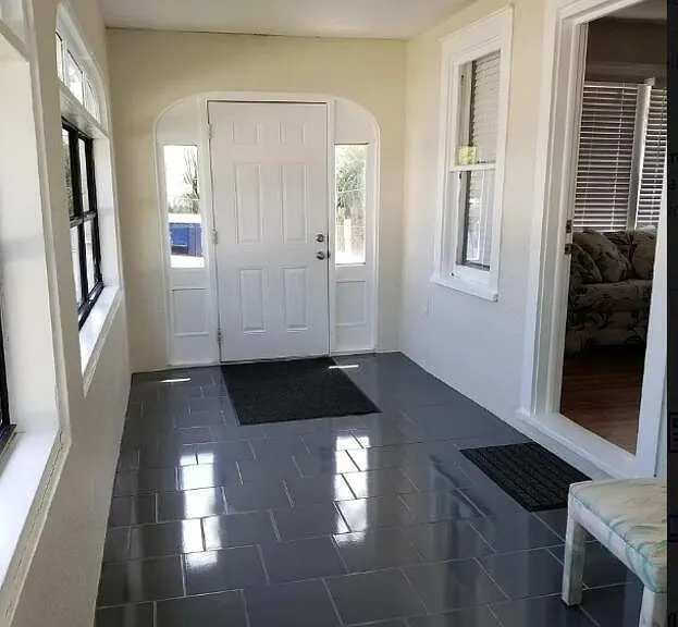 221 N Oleander Ave — Photo 2