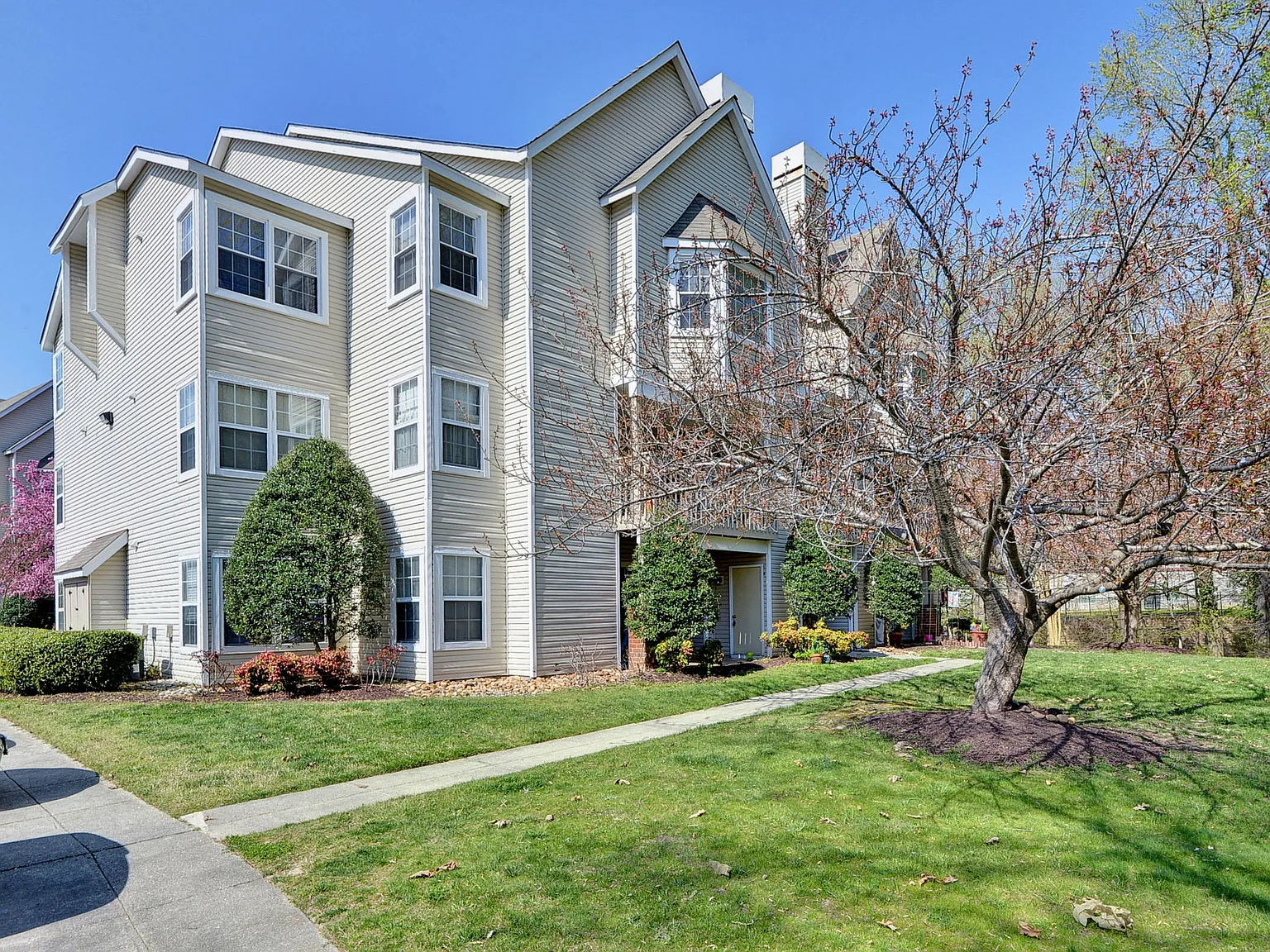 2 bed, 1.5 bath, 1112 sqft, $1,600 — Photo 1