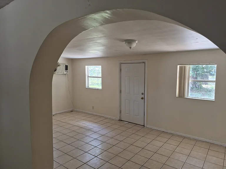 2470 Avenue B SW — Photo 5