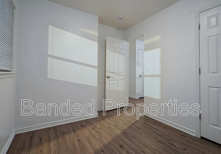 325 E Mill St S #3 — Photo 22