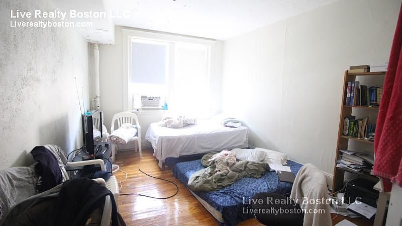 2nd image of 127 Sutherland Rd #2R