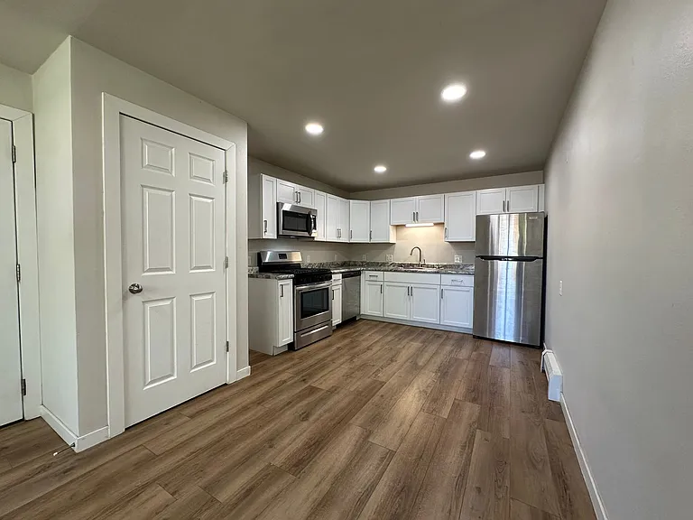 124 - 224 S Bird Street Apartments — Photo 18