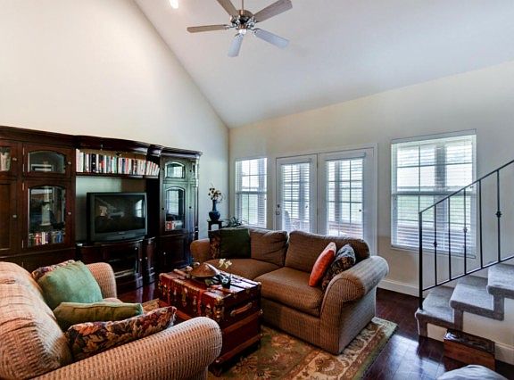 4th image of 377 Meadow Walk Ln
