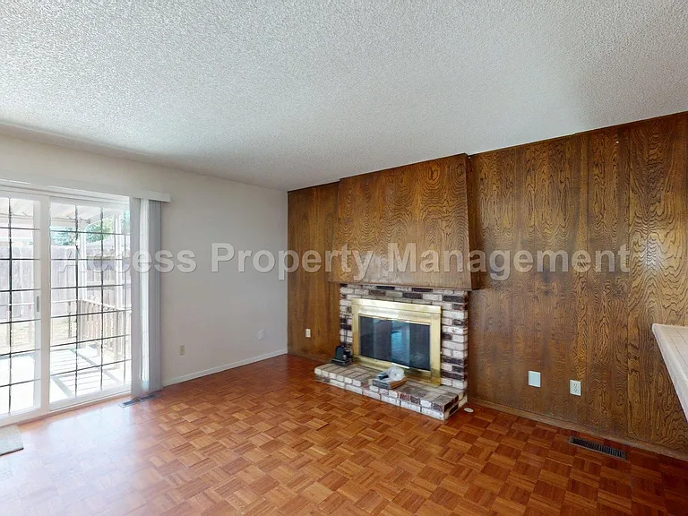 1441 Montclair Dr — Photo 5