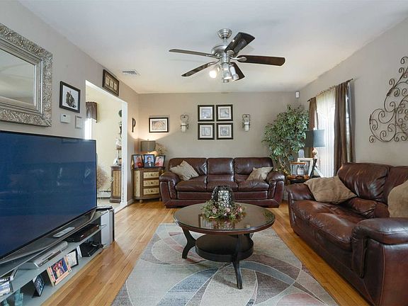 5th image of 15 Jenny Ln
