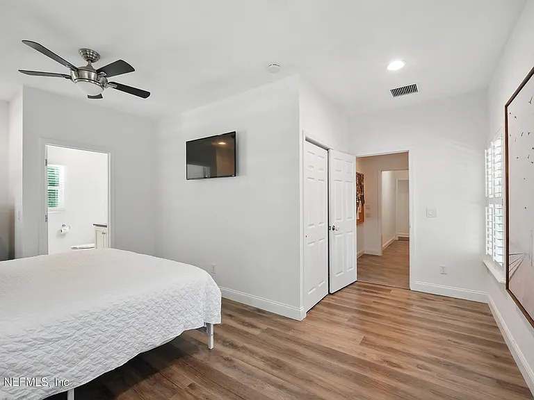 150A N Roscoe Blvd — Photo 36