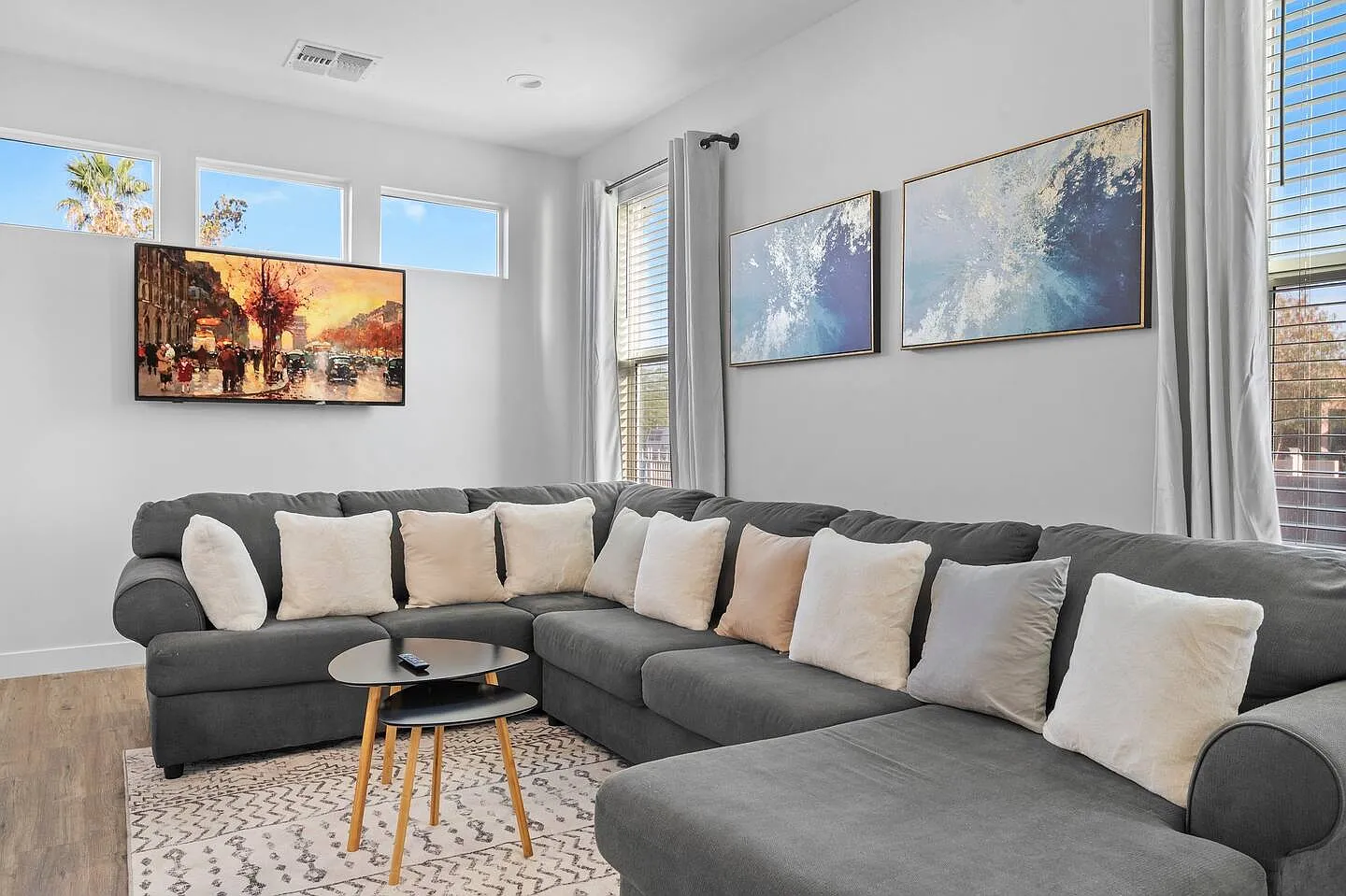 3 bed, 2340 sqft, $2,500 — Photo 2