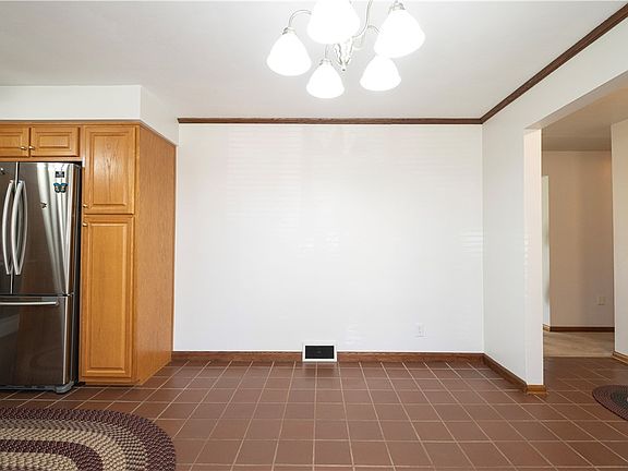 5th image of 237 McLaughlin Dr