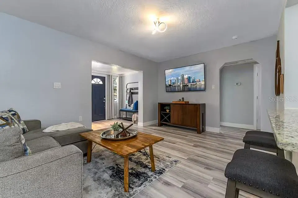 3 bed, 2.0 bath, 1172 sqft, $3,300 — Photo 4