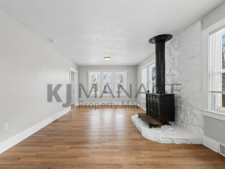 2460 2nd St — Photo 7