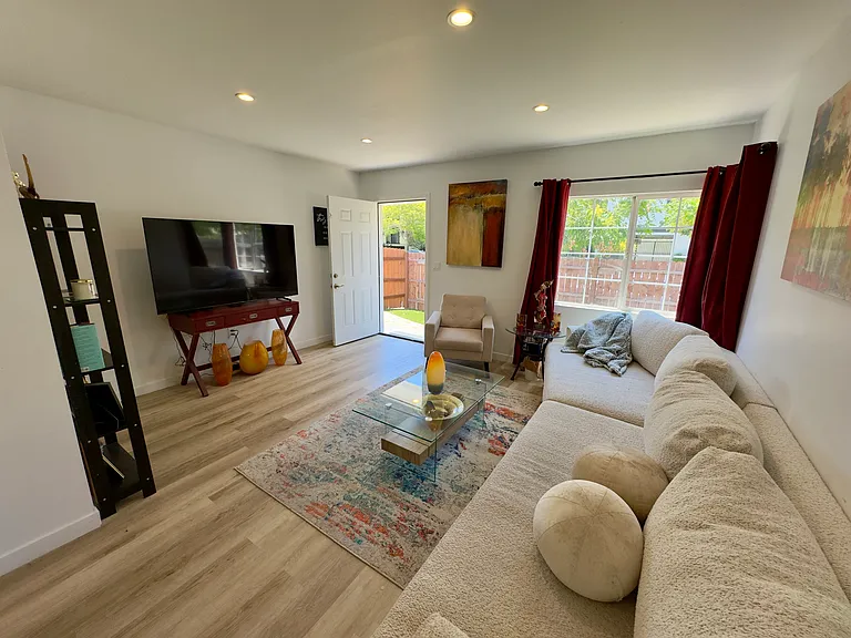 13845 Moorpark St — Photo 7