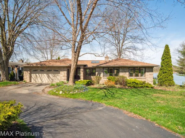 2765 Earl Lake Rd, Howell, MI 48843