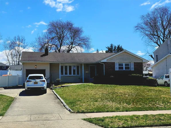 33 Tanglewood Drive, Smithtown, NY 11787