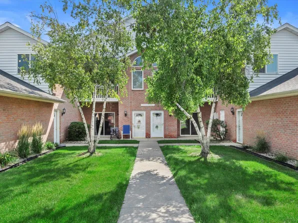 W241N2545 East Parkway Meadow CIRCLE #6, Pewaukee, WI 53072