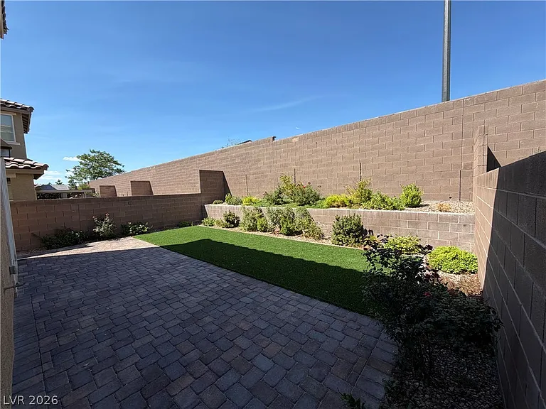 2562 Ofanto St — Photo 26