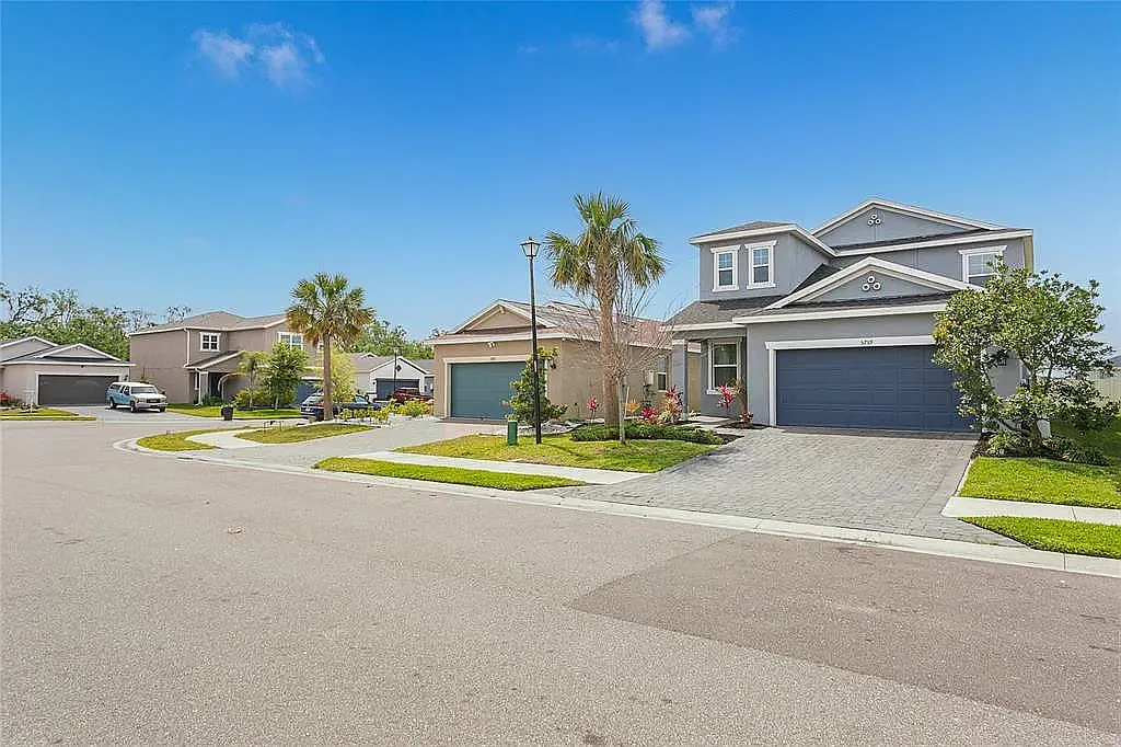 4 bed, 2100 sqft, $2,700 — Photo 3