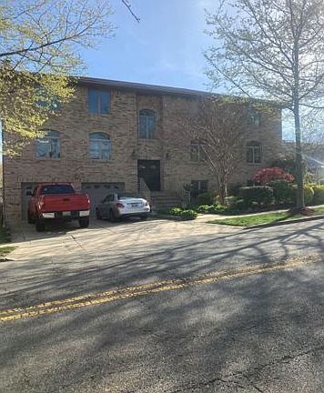 2nd image of 573 Kingsland Ave