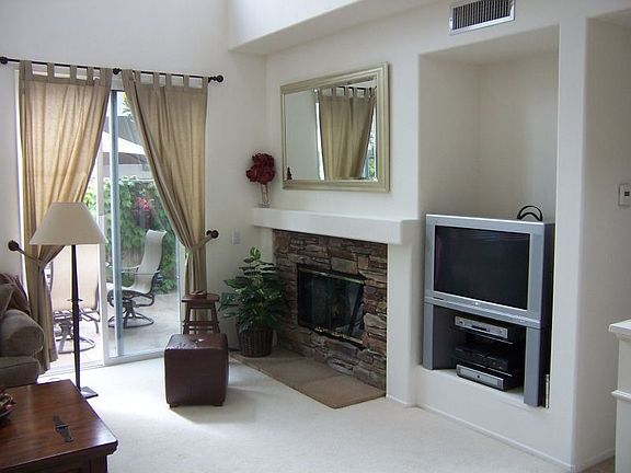 Living Room/Fireplace