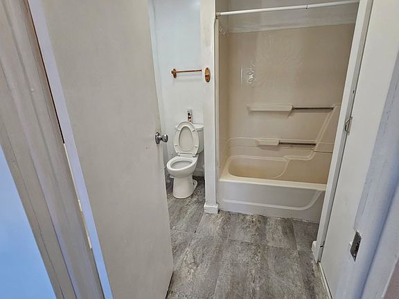 2nd image of 716 W 3rd St Unit 2